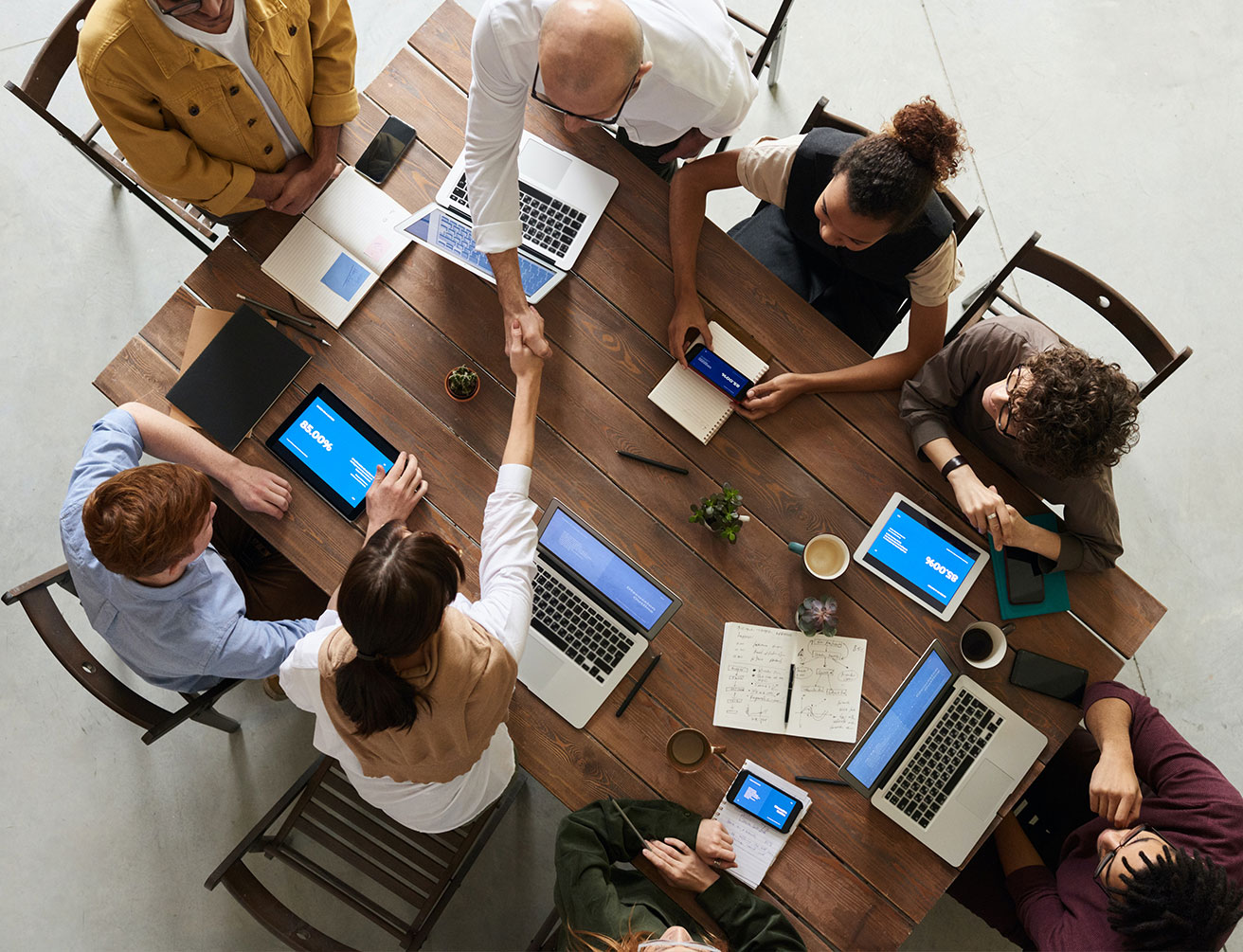 Team in overleg over processen en ERP-implementatie