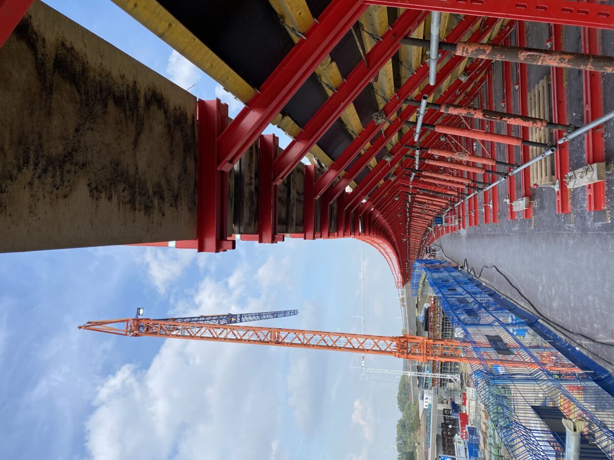Coffrage rouge et étais le long d’un ouvrage en béton chez THV Civiel Linkeroever.