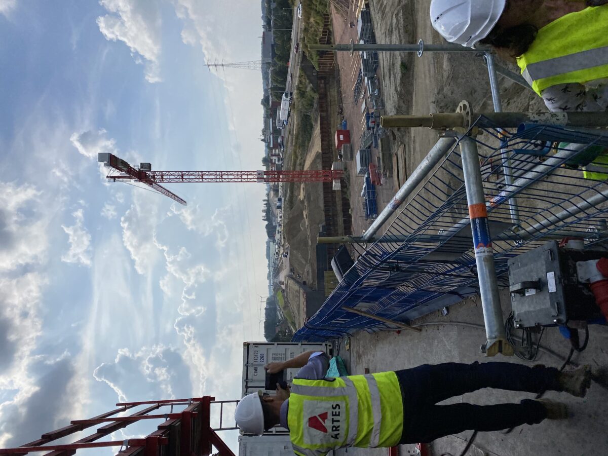 Des personnes sur le chantier de THV Civiel Linkeroever, avec une grue à tour en arrière-plan.